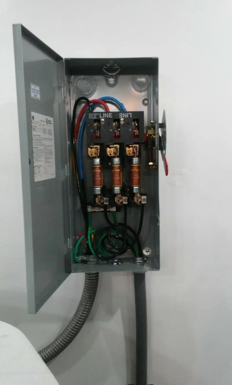 Three-phase disconnect switch installed for Smoke Detector Installation in Rio Bravo